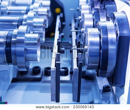 Intragrinding machine during operation