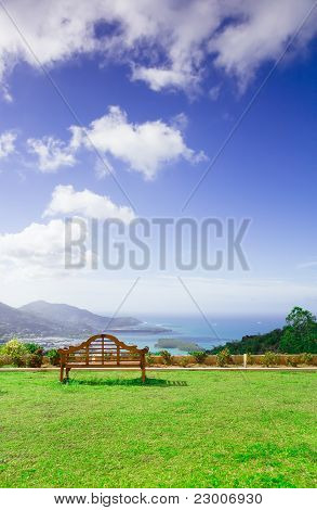 Meer und Insel-Blick von einer Bank