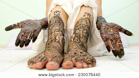 Girl's Show Mehandi Design In Wedding