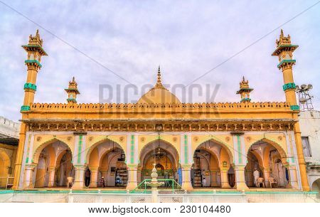 Mosque At The Dargah Of Sheikh Zainuddin Khuldabad In Khuldabad - Maharashtra, India.
