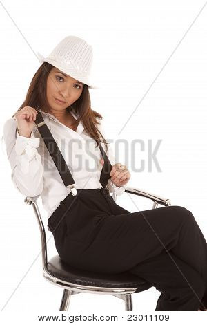 Gangster sittande håll hängslen
