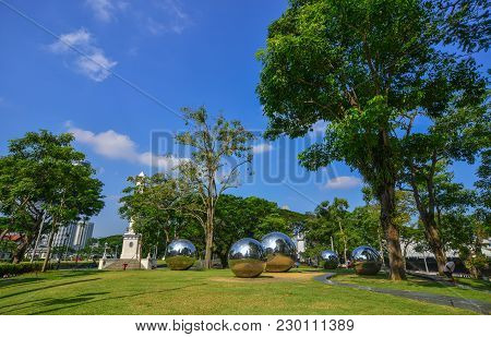 Singapore - Feb 9, 2018. Green Park At Downtown In Singapore. Singapore Is The Greenest City In Asia
