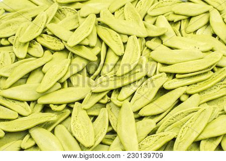 Raw Olive Leaves Pasta With Spinach Background Wallpaper