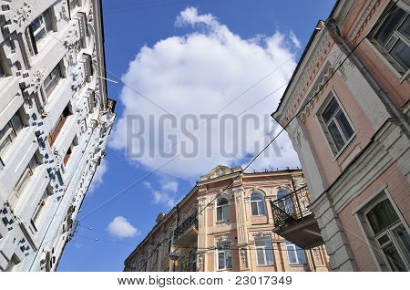 Облако в небе над дома.