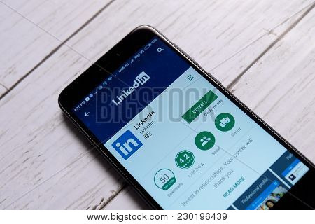 Kuala Lumpur,malaysia - January 28th,2018 : Linkedin Display In Android Play Store.linkedin Is Busin