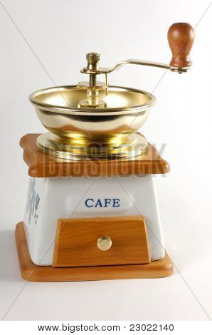 ภาพถ่ายสต็อกของอย่างใกล้ชิดเครื่องบดกาแฟแยกต่างหากบนพื้นหลังสีขาว