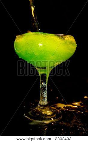 Fría bebida verde de cristal