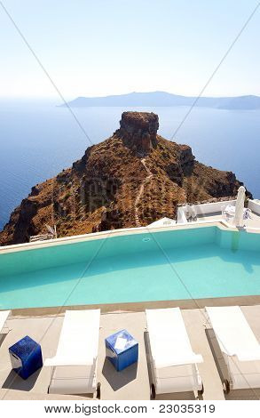 สระว่ายน้ำหรูในซานโตรินีที่ Skaros