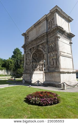 Benevento (campania, Italia): romano arco conosciuto come Arco Di Traiano