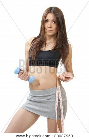 Sport donna con Dumpbell e misura di nastro perdita di peso dieta
