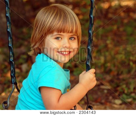 Flicka som leker på Swing