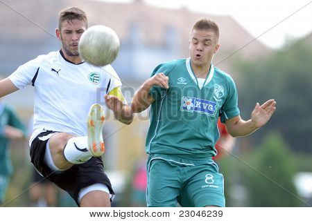 KAPOSVAR, Ungarn - AUGUST 27: Milan Korona (grøn 8) i aktion på det ungarske nationale Championsh