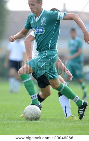 KAPOSVAR, Ungarn - AUGUST 27: Gergely Sandor (i grønt) i aktion på det ungarske nationale Champio