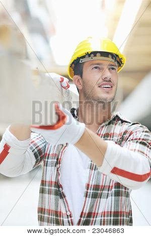 retrato de pessoas bonito trabalhador no canteiro de obras