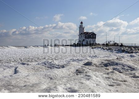 The Lighthouse Paard Van Marken In Winter