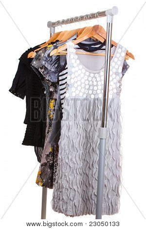 เสื้อผ้าต่าง ๆ บนไม้ hangers แยกต่างหากบนพื้นสีขาว