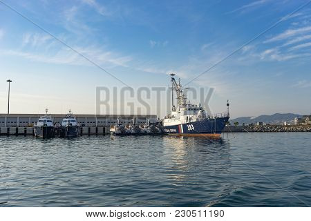 Sochi, Russia-october 8, 2016: Sea Port With Yachts And Ships On The Pier.