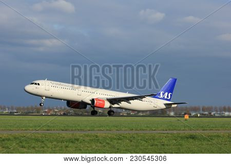 Amsterdam The Netherlands - April 7th, 2017: Oy-kbl Sas Scandinavian Airlines Airbus A321 Takeoff Fr