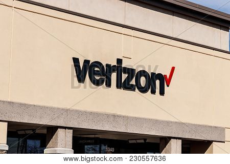 Indianapolis - Circa March 2018: Verizon Wireless Retail Location. Verizon Delivers Wireless, High-c