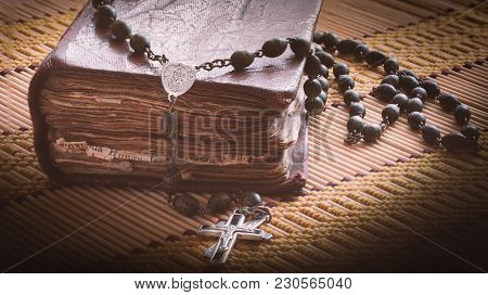 Old Bibel Stay On The Table ,good Background