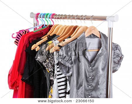 เสื้อผ้าต่าง ๆ บนไม้ hangers แยกต่างหากบนพื้นสีขาว