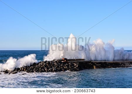 Photo Picture Of A Big Wave In The Ocean