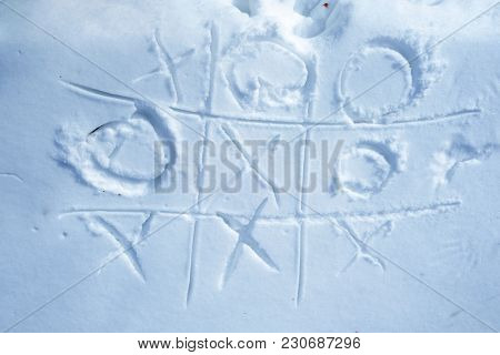 tick-tack-toe on the snow