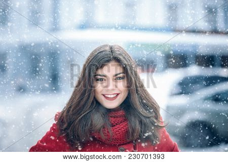 Beautiful Brunette Woman Smiling And Rejoices To Snow At Dte City Street. Beautiful Brunette Woman S