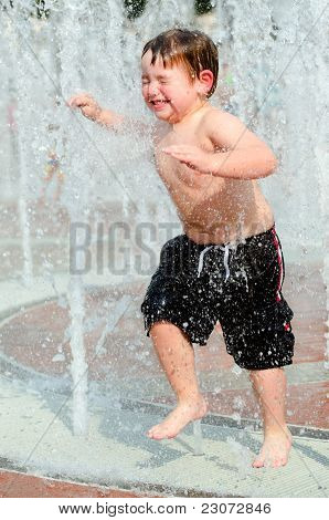 Glücklich, junge oder Kind hat Spaß beim Spielen im Wasser-Brunnen im Centennial Park in Atlanta