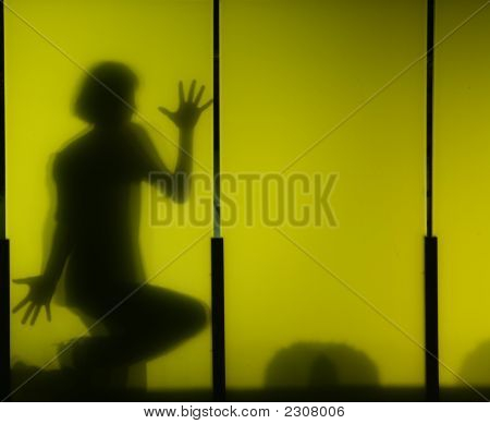 Chlapcův stín na žlutém panelu