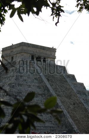 Siluetu pyramidy Chichen Itza