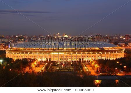 Belyst Luzhniki Stadium i aften, panorama af Moskva fra Vorobyovy-bakkernes