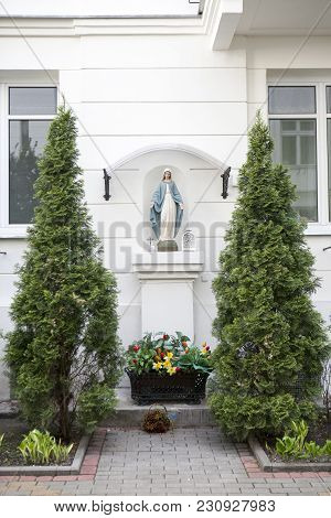 Warsaw, Poland - May 01, 2017, Small Shrine With Our Lady Statue In Ochota District Of Warsaw, Polan
