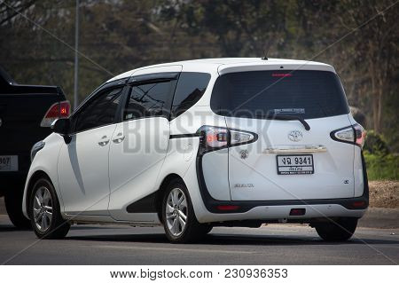 Toyota Sienta Mini Mpv Van.