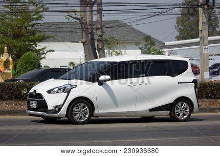 Toyota Sienta Mini Mpv Van.