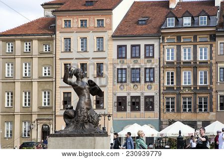 Warsaw, Poland - May 01, 2017, The Mermaid Fountain, Cast In 1855, The Symbol Of Warsaw, Warsaw Old 