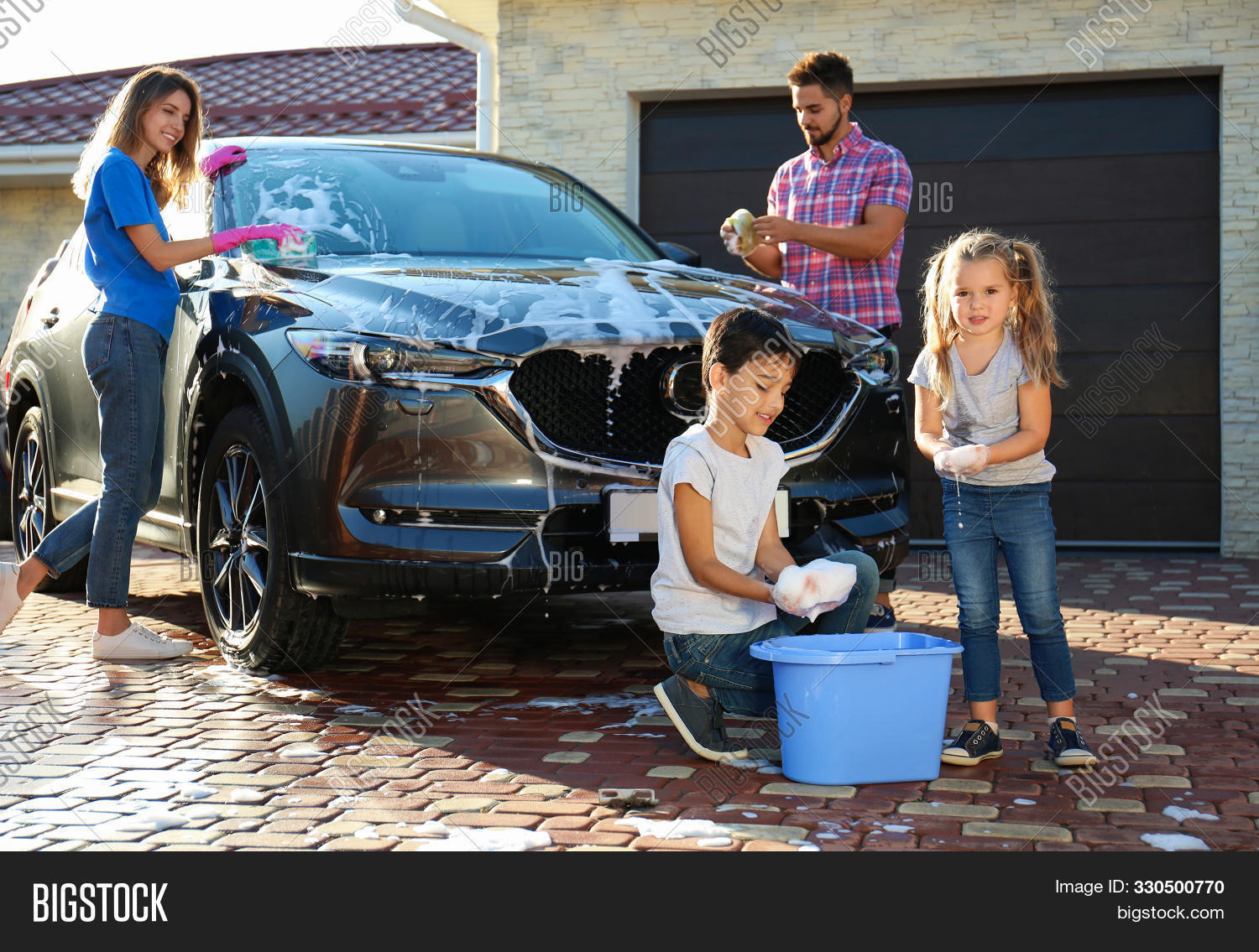 My dad car. отец с сыном около автомобиля. сын car driving. машина для парней новичка. My dad car.