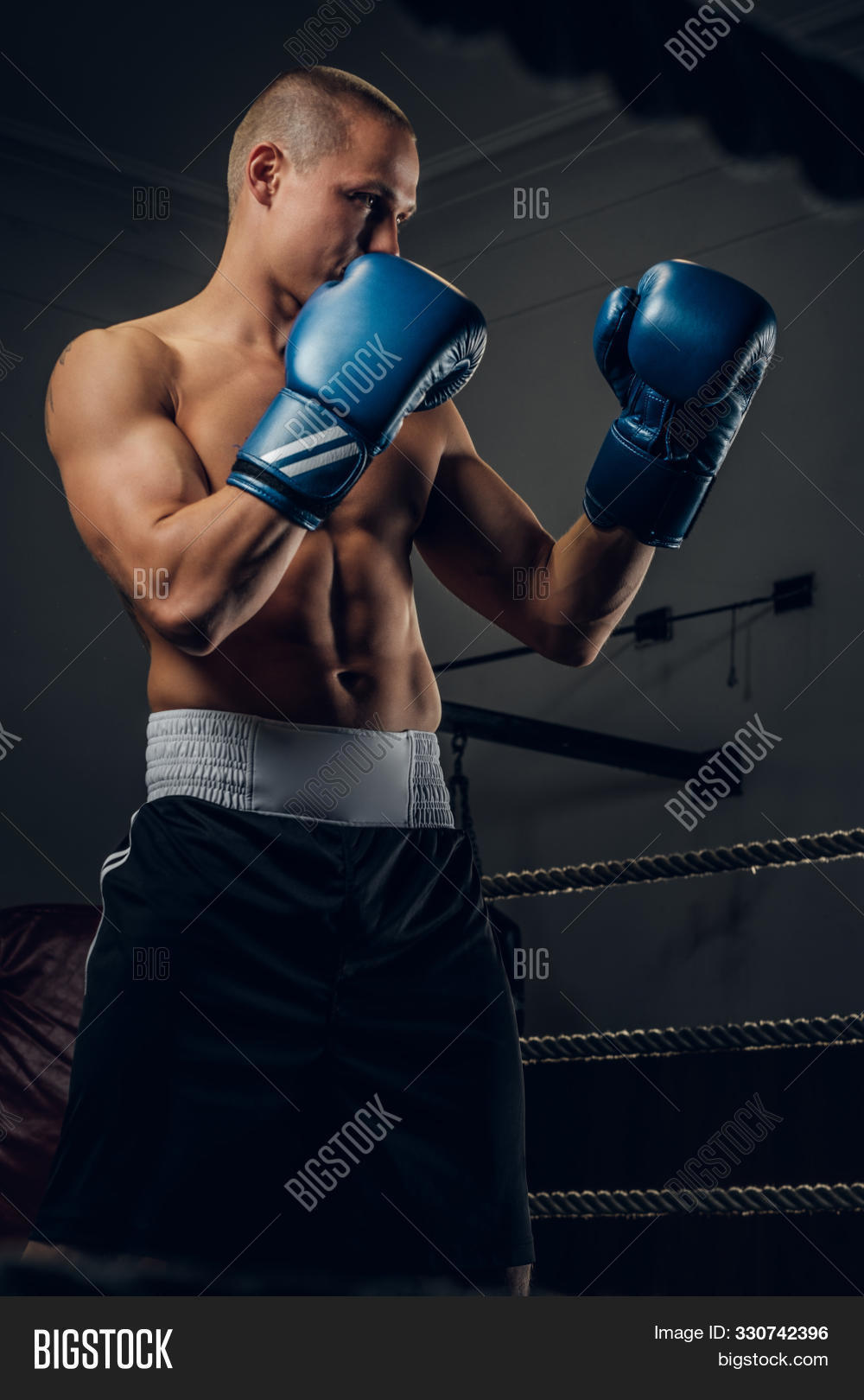 Бокс. Боксер на л. Боксер на л. Стойка боксера. Боксёр человек.