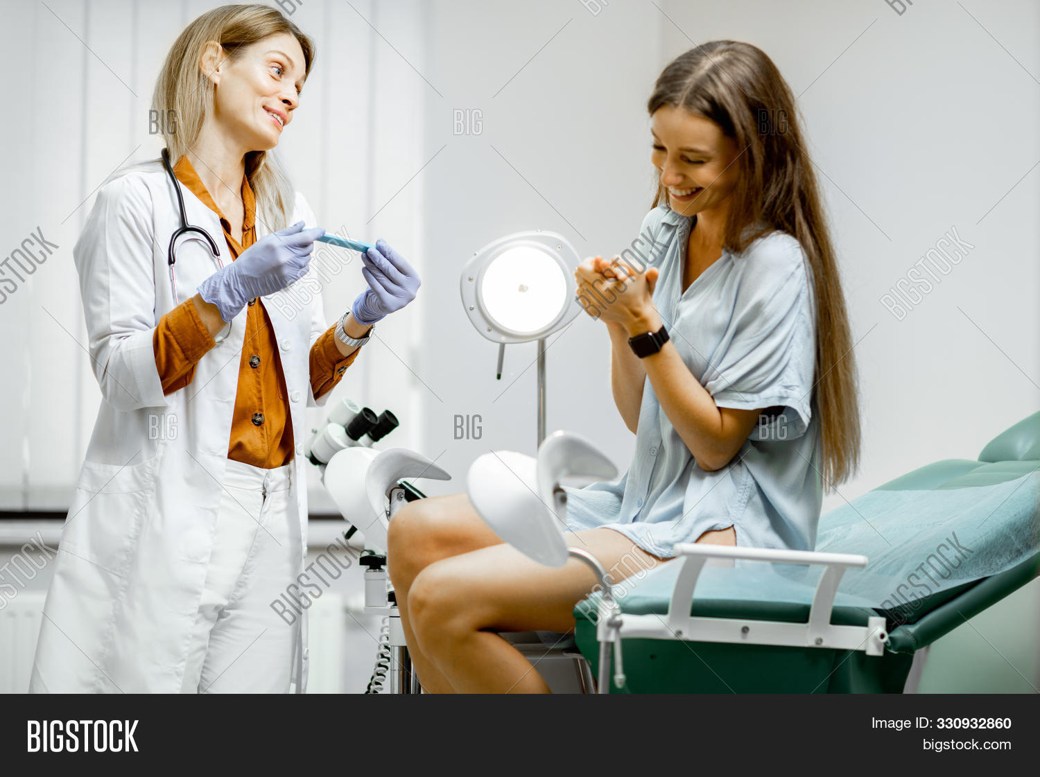 Как девушка пришла к гинекологу. Посещение гинеколога. Девушка в гинекологии. Женское кресло в гинекологии. Гинекологический осмотр.