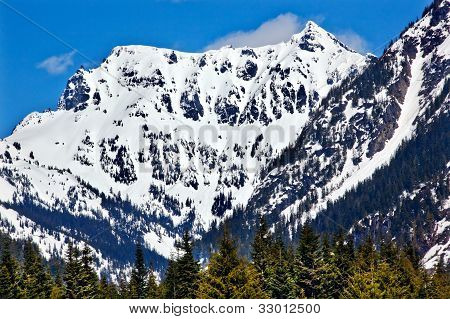Sněžná vrcholu Mount Chikamin v dubnu Snoqualme Pass Wenatchee Washington National Forest