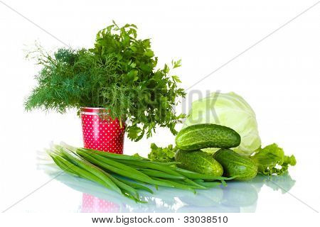 La composizione delle varie erbe e verdure isolsted su bianco
