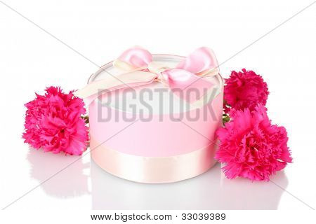 beautirul-de-rosa presente e peônia flores isoladas em branco