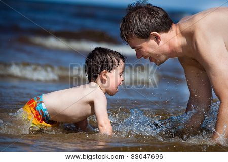 GlÃ¼ckliche Vater und sein Sohn am Meer