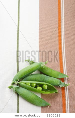 เปิดสดถั่วเขียวบนพื้นหลังข้อง