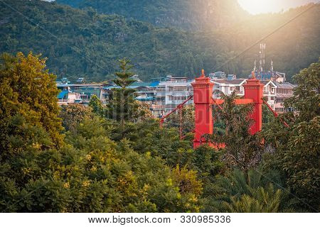 Red Bridge On Sanduo Lu Street In Guilin Town City With Karst Mountains In The Background, Guangxi P