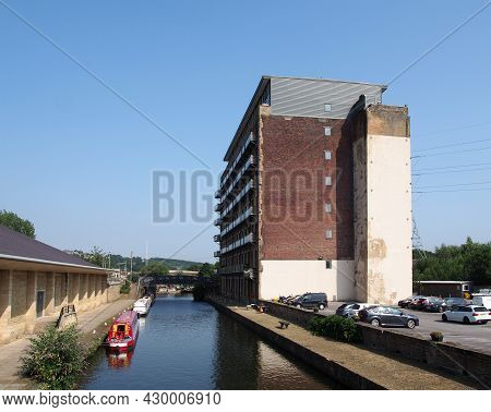 Brighouse, West Yorkshire, United Kingdom - 21 July 2021: The Canal And Entrance To Brighouse Basin 