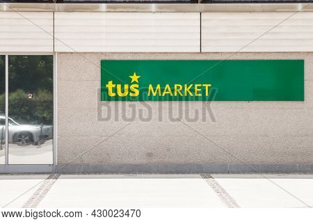Ljubljana, Slovenia - June 16, 2021: Entrance To A Supermarket With The Logo Of Tus Market. Part Of 