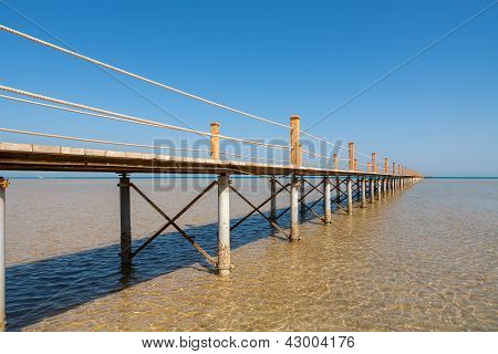 Pier op de rode zee. El Gouna, Egypte