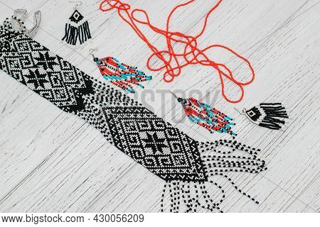 Ethnic Decoration Gerdan, Viconane Z Biseru, Ukrainian Gerdan And Earrings. Hand Weaving, Geometric 