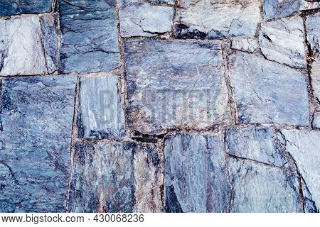 The wall of stone not use cement with simply contructed.